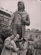 Statua odbudowanego w 1960 r. pomnika Tadeusza Kościuszki na Placu Wolności w Łodzi. W pracach nad odtworzeniem monumentu w jego przedwojennym kształcie osobiście brał udział Mieczysław Lubelski (drugi z prawej na fotografii).