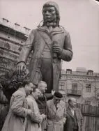 Statua odbudowanego w 1960 r. pomnika Tadeusza Kościuszki na Placu Wolności w Łodzi. W pracach nad odtworzeniem monumentu w jego przedwojennym kształcie osobiście brał udział Mieczysław Lubelski (drugi z prawej na fotografii).
