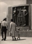 Płaskorzeźba na cokole pomnika Tadeusza Kościuszki na Placu Wolności w Łodzi, przedstawiająca sceną przysięgi na Rynku Krakowskim. Fot. po 1960 r.