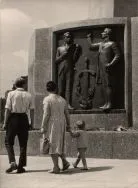 Płaskorzeźba na cokole pomnika Tadeusza Kościuszki na Placu Wolności w Łodzi, przedstawiająca sceną przysięgi na Rynku Krakowskim. Fot. po 1960 r.