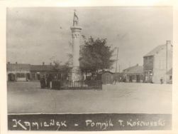 Pomnik Tadeusza Kościuszki w Kamieńsku na fotografii z ok. 1933 r.