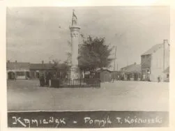 Pomnik Tadeusza Kościuszki w Kamieńsku na fotografii z ok. 1933 r.
