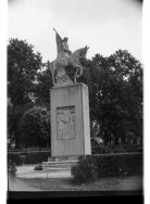 Pomnik Tadeusza Kościuszki w Końskich na fotografii z 1956 r.