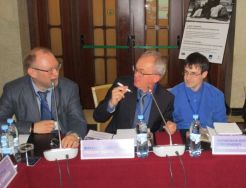Od lewej Dmitri Frołow (Finlandia), Piotr Zawilski, Andriej Stiebakow (z-ca dyrektora Archiwum Państwowego Obwodu Swierdłowskiego). Autor zdj. Ksenia Wołosowcowa