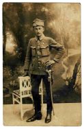 Zdjęcie nieznanego z imienia i nazwiska legionisty, wykonane w atelier fotograficznym, b.d.