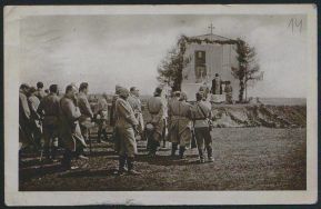 Sztab Legion&oacute;w Polskich w Piotrkowie podczas polowej mszy świętej 3 V 1915 r. Karta pocztowa wydana nakładem &bdquo;Wiadomości Polskich&rdquo;.
