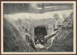 Legioniści 1 pułku piechoty w ziemiance nad Nidą, 1915.
