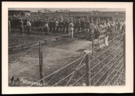 Legioniści za drutami kolczastymi obozu w Szczypiornie. Zdjęcie wykonane w X 1917 r.