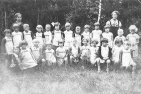 Dzieci z Miejskiego Przedszkola nr 12 ul. Perla 5, 1932-1934 &ndash; Zbiory Zofii Wiśniewskiej