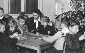 Dzieci z Miejskiego Przedszkola nr 12 ul. Perla 5, 1932-1934 &ndash; Zbiory Zofii Wiśniewskiej