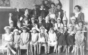 Dzieci z Miejskiego Przedszkola nr 12 ul. Perla 5, 1932-1934 &ndash; Zbiory Zofii Wiśniewskiej