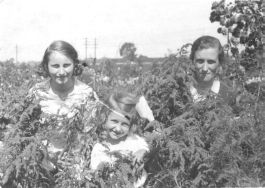 Krysia Zawadzka z siostrą i mamą - Zbiory Krystyny Zawadzkiej