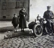 Lucyna Mamulska z c&oacute;rką Aleksandrą, autorem zdjęcia jej mąż Bolesław - Zbiory Grzegorza Strumyka