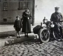 Lucyna Mamulska z c&oacute;rką Aleksandrą, autorem zdjęcia jej mąż Bolesław - Zbiory Grzegorza Strumyka