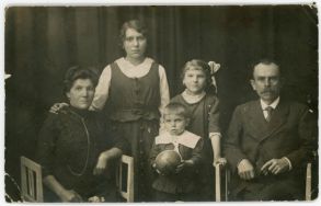 Zdjęcie rodzinne J&oacute;zefa W(i)eliszka -fotografia z około 1918 r.