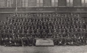 Zdjęcie absolwent&oacute;w 21 kursu Szkoły Podoficerskiej 28 pułku Strzelc&oacute;w Kaniowskich rocznik 1935/1936