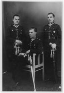 Oficerowie 28 p. Strzelc&oacute;w Kaniowskich w Łodzi, tuż po nominacji oficerskiej, po ukończeniu Szkoły Podchorążych piechoty w Ostrowi Mazowieckiej &ndash; 1929 r: Sławomił Nakielski, Marian Mytkowicz, J&oacute;zef Łubnicki