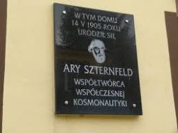 Tablica pamiątkowa odsłonięta w 1981 r. w Sieradzu na kamienicy, w kt&oacute;rej urodził się  i mieszkał Ary Szternfeld.