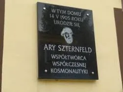 Tablica pamiątkowa odsłonięta w 1981 r. w Sieradzu na kamienicy, w kt&oacute;rej urodził się  i mieszkał Ary Szternfeld.