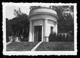 Kaplica Obrońc&oacute;w Lwowa budowana w l. 1922&ndash;1924. Zdjęcie z czerwca 1938 r.