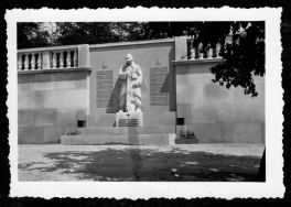Pomnik Piechur&oacute;w Francuskich poległych i zmarłych w czasie walk o Lw&oacute;w i Kresy Wschodnie w l. 1919&ndash;1920. Zdjęcie z czerwca 1938 r.