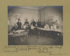 Julian Kanty Bartoszewicz wśr&oacute;d członk&oacute;w Komitetu Opieki nad Polakami jeńcami cywilnymi, wojennymi i administracyjnie zesłanymi w Moskwie, fotografia z kwietnia 1916 r. APŁ, Archiwum rodziny Bartoszewicz&oacute;w, sygn. 3849.