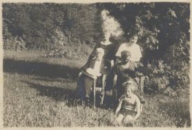 Kazimierz Bartoszewicz w otoczeniu znajomych, Magdalenka 1924 r. APŁ, Archiwum rodziny Bartoszewicz&oacute;w, sygn. 3849.