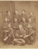 Uczniowie IV klasy III Gimnazjum w Warszawie, fotografia z 1869 r. APŁ, Archiwum rodziny Bartoszewicz&oacute;w, sygn. 3849.