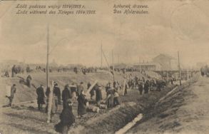 Ł&oacute;dź podczas wojny 1914/1915 r. Rabunek drzewa - niemiecka karta pocztowa. APŁ, Zbi&oacute;r ikonograficzny APŁ, sygn. W-III 5/2.
