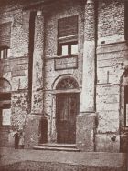 Fasada Ratusza Miejskiego uszkodzona wskutek wybuchu granatu, kt&oacute;ry został zrzucony z niemieckiego samolotu na Nowy Rynek w listopadzie 1914 r.  APŁ, Zbi&oacute;r ikonograficzny APŁ, sygn. Ł-II 15/2