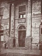 Fasada Ratusza Miejskiego uszkodzona wskutek wybuchu granatu, kt&oacute;ry został zrzucony z niemieckiego samolotu na Nowy Rynek w listopadzie 1914 r.  APŁ, Zbi&oacute;r ikonograficzny APŁ, sygn. Ł-II 15/2