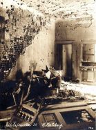 Wnętrze pokoju w mieszkaniu przy ul. Mikołajewskiej 31 po wybuchu niemieckiego szrapnela w dniu 30 XI 1914 r. APŁ, Komisja Szacunkowa Miejscowa w Łodzi, sygn. 1708.
