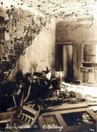 Wnętrze pokoju w mieszkaniu przy ul. Mikołajewskiej 31 po wybuchu niemieckiego szrapnela w dniu 30 XI 1914 r. APŁ, Komisja Szacunkowa Miejscowa w Łodzi, sygn. 1708.