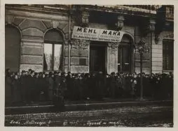 Łodzianie w kolejce po mąkę przed siedzibą Komitetu Rozdziału Mąki i Chleba przy ul. Andrzeja 7, grudzień 1915 r. APŁ, Zbi&oacute;r album&oacute;w ikonograficznych, sygn. A-62.