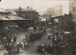 Kolejki łodzian do Gazowni Miejskiej po koks, 1915 r. APŁ, Zbi&oacute;r ikonograficzny APŁ, sygn. W-I 5/4.
