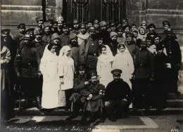 Personel i pacjenci wojskowego szpitala niemieckiego w Łodzi, 1915/1916 r. APŁ, Zbi&oacute;r album&oacute;w ikonograficznych, sygn. A-62. 