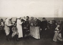 Przymusowe strzyżenie kobiet w ł&oacute;dzkiej odwszalni, 1916 r. APŁ, Zbi&oacute;r ikonograficzny APŁ, sygn. W-I 5/7.
