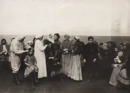 Przymusowe strzyżenie kobiet w ł&oacute;dzkiej odwszalni, 1916 r. APŁ, Zbi&oacute;r ikonograficzny APŁ, sygn. W-I 5/7.