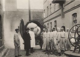 Ruchoma kamera dezynfekcyjna przy ul Targowej 61 w Łodzi, 1916 r. APŁ, Zbi&oacute;r ikonograficzny APŁ, sygn. W-I 5/58.