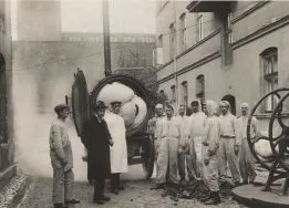 Ruchoma kamera dezynfekcyjna przy ul Targowej 61 w Łodzi, 1916 r. APŁ, Zbi&oacute;r ikonograficzny APŁ, sygn. W-I 5/58.