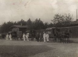Wyjazd konnych karetek ł&oacute;dzkiego pogotowia z kamery dezynfekcyjnej przy ul Łąkowej 27, 1916 r. APŁ, Zbi&oacute;r ikonograficzny APŁ, sygn. W-I 5/59.
