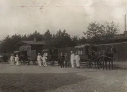 Wyjazd konnych karetek ł&oacute;dzkiego pogotowia z kamery dezynfekcyjnej przy ul Łąkowej 27, 1916 r. APŁ, Zbi&oacute;r ikonograficzny APŁ, sygn. W-I 5/59.