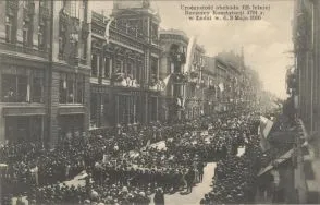 Manifestacja patriotyczna łodzian w 1916 roku z okazji 125. rocznicy uchwalenia Konstytucji 3 Maja. APŁ, Zbi&oacute;r ikonograficzny APŁ, sygn. W-I 5/233.