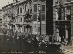 Uroczyste ogłoszenie Aktu 5 Listopada w gmachu niemieckich władz wojskowych w Łodzi, 5 XI 1916 r. APŁ, Zbi&oacute;r album&oacute;w ikonograficznych, sygn. A-62.