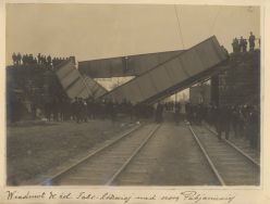 Wiadukt nad szosą Pabianicką, po raz pierwszy wysadzony wieczorem 30 IX 1914 r. przez saper&oacute;w wycofującej się armii rosyjskiej. APŁ, Komisja Szacunkowa Miejscowa w Łodzi, sygn. 5850.