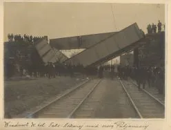 Wiadukt nad szosą Pabianicką, po raz pierwszy wysadzony wieczorem 30 IX 1914 r. przez saper&oacute;w wycofującej się armii rosyjskiej. APŁ, Komisja Szacunkowa Miejscowa w Łodzi, sygn. 5850.