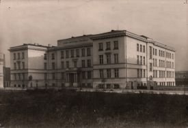 Gmach szkoły przy ul. Drewnowskiej 88.
