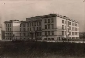 Gmach szkoły przy ul. Drewnowskiej 88.