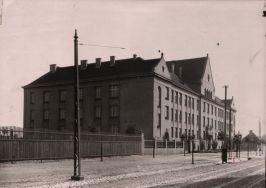 Budynek szkoły przy ul. Zagajnikowej (obecnie ul. Kopcińskiego 54).