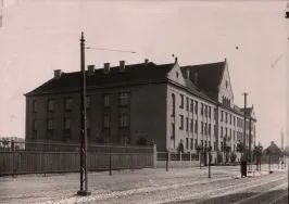 Budynek szkoły przy ul. Zagajnikowej (obecnie ul. Kopcińskiego 54).